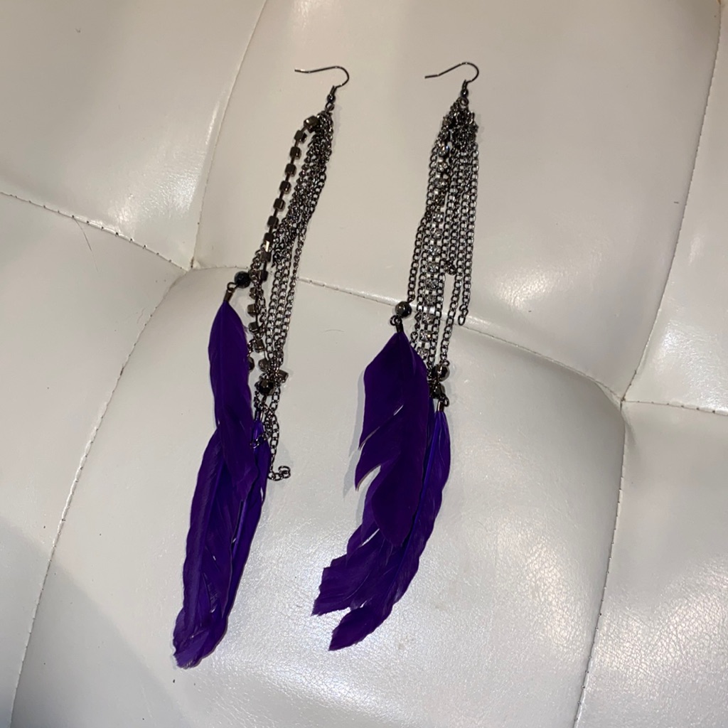 2b Bebe Purple Feather Earrings